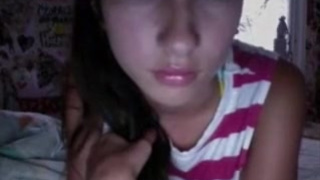 Молодая девушка на вебкамеру показала все свои прелести