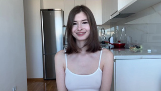 Застукал за мастурбацией соседку по комнате Cutie Kim, пришлось побаловать членом