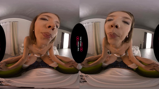 Снял утреннее VR порно видео со своей молодой девушкой